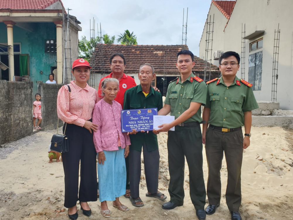 Công an tỉnh Quảng Bình phối hợp với Hội Chữ thập đỏ huyện Lệ Thủy trao hỗ trợ tới gia đình cụ Chức